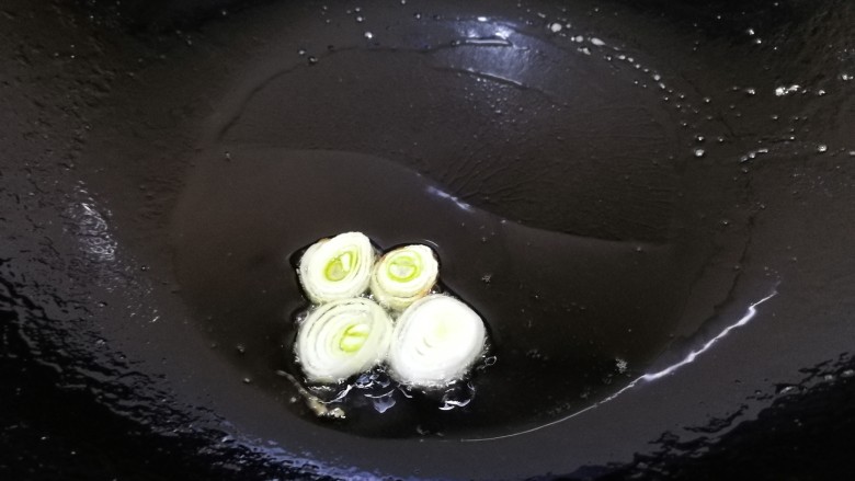 尖椒炒鸡蛋,加少许油,放葱花爆香。