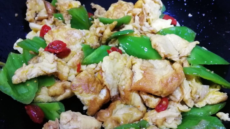 尖椒炒鸡蛋,出锅放入泡好的枸杞子,炒匀。