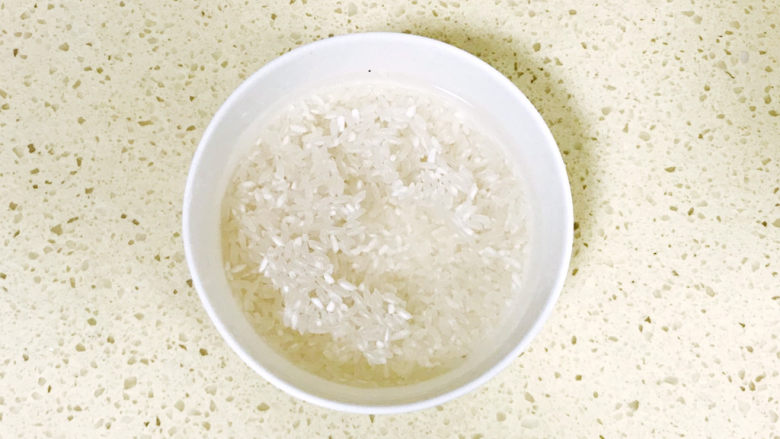红枣黑米粥,<a style='color:red;display:inline-block;' href='/shicai/ 498'>糯米</a>也是提前洗净,浸泡半小时左右