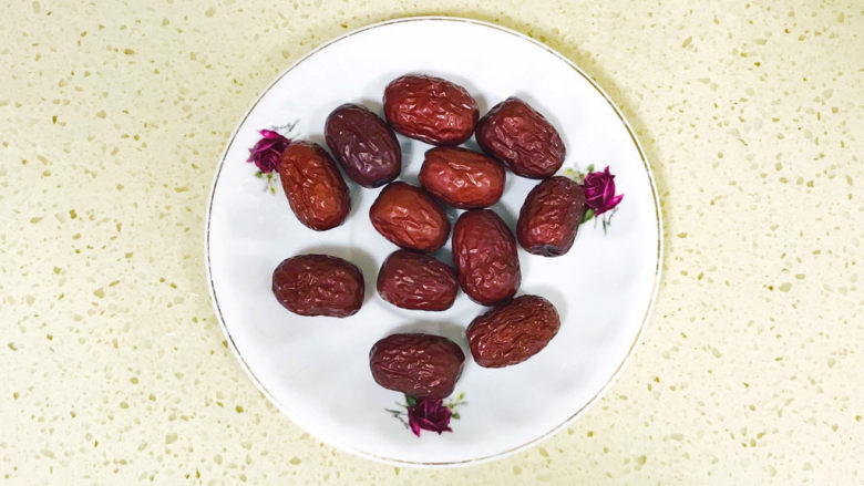 红枣黑米粥,<a style='color:red;display:inline-block;' href='/shicai/ 2470'>红枣</a>洗净,用开水烫一下,控干水分