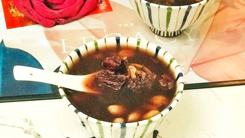 红枣黑米粥,如果喜欢吃甜的,可以加一些冰糖