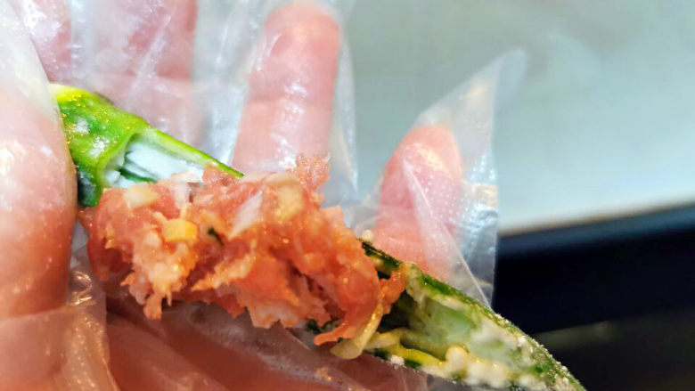 酿秋葵,取一个秋葵,填入肉馅,轻轻压实