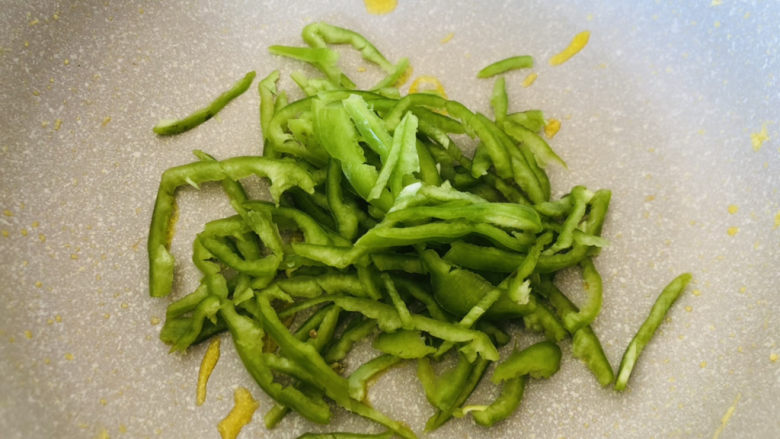 尖椒炒鸡蛋,锅中重新倒入一点点底油,放入尖椒丝炒出辣椒味。