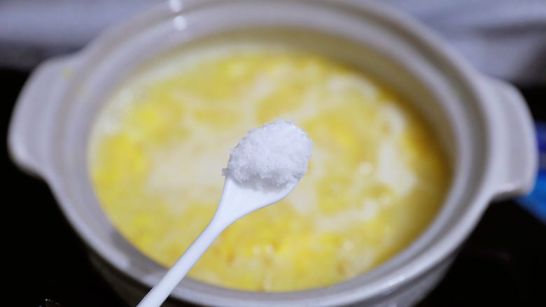 鸡蛋小米粥,根据个人口味加入适量的盐调味,喜欢吃甜的可加入冰糖
