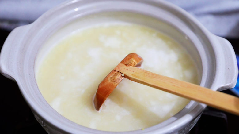 鸡蛋小米粥,期间记得用勺子搅拌一下,免得粘锅底