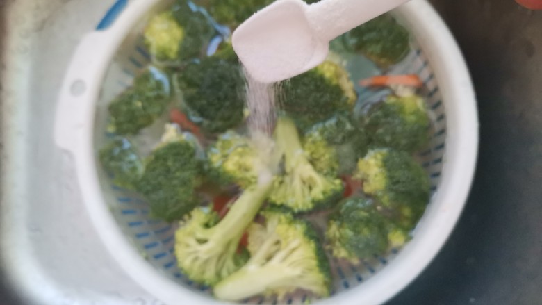 蒜蓉西兰花,把西兰花和胡萝卜洗干净在盐水中浸泡10分钟,去除农药残留