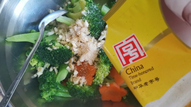 蒜蓉西兰花,加入适量的鸡精,搅拌均匀即可