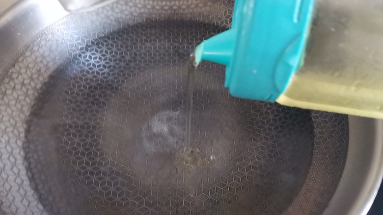 蒜蓉西兰花,起锅烧水,加入适量的盐和油