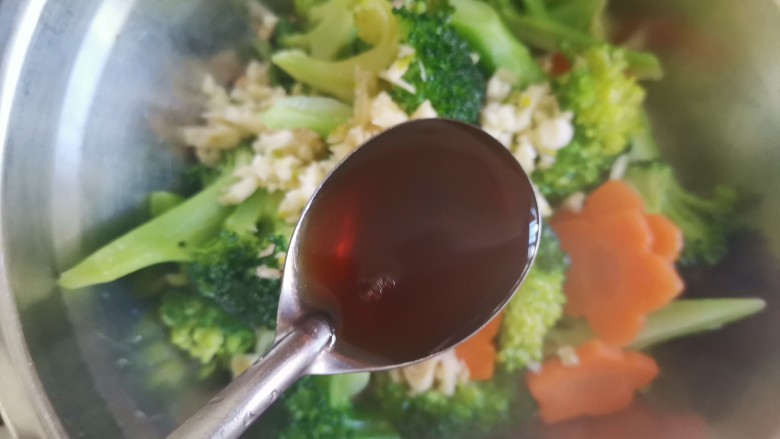 蒜蓉西兰花,开始调味,加入一勺醋