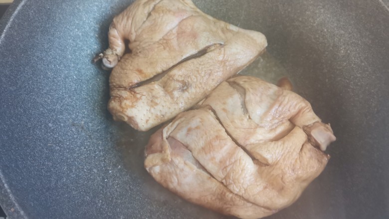 照烧鸭腿,第二天,起锅烧油,下入鸭腿中火煎