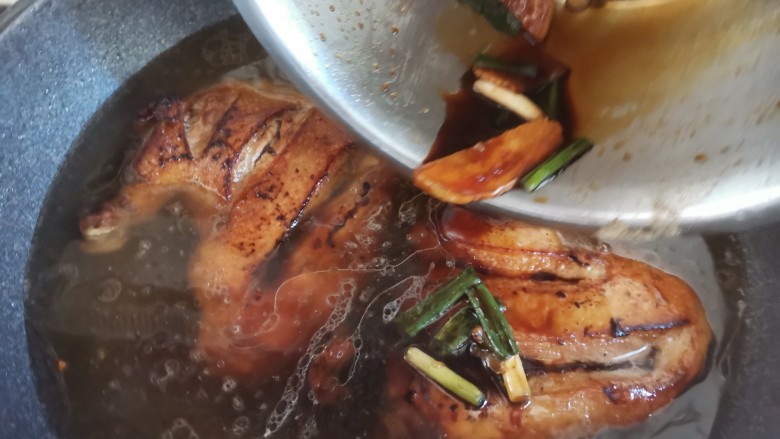 照烧鸭腿,把鸭腿的料酒也倒入锅里,继续大火煮开转小火炖20分钟