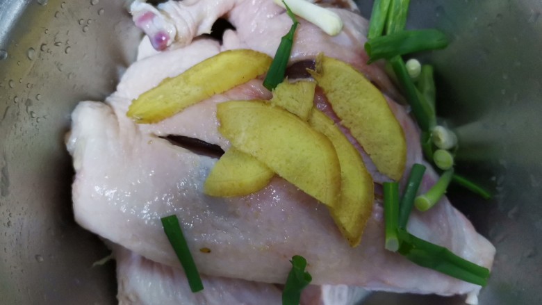 照烧鸭腿,放入盆里,加入葱姜