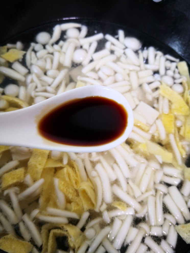 白玉菇豆腐汤,加入<a style='color:red;display:inline-block;' href='/shicai/ 788'>生抽</a>