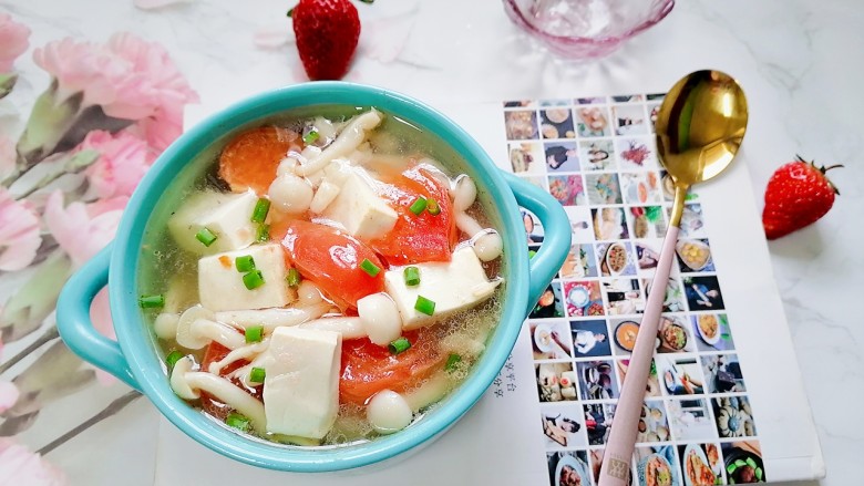 白玉菇豆腐汤,拍上成品图,一道美味又营养的白玉菇豆腐汤就完成了。