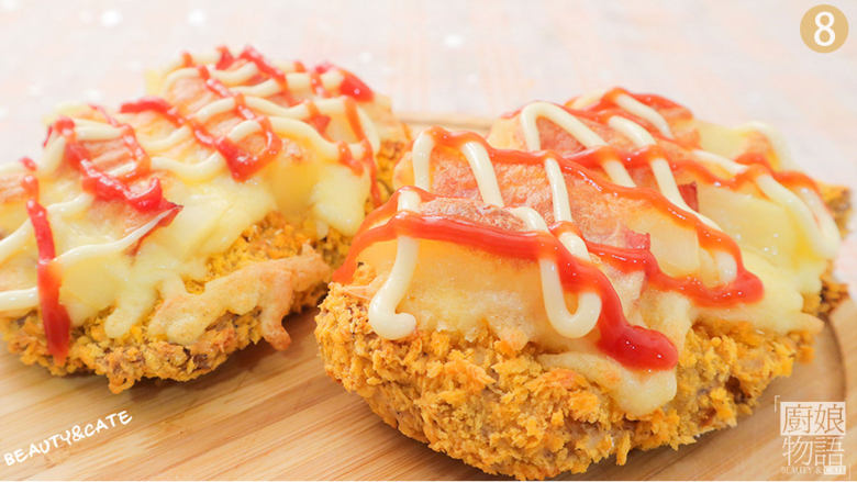 肉食主义的快乐！超大块炸鸡做的「肯德基同款chizza」竟然这么惊艳？！,盛出装盘，挤上<a style='color:red;display:inline-block;' href='/shicai/ 4856'>沙拉酱</a>和<a style='color:red;display:inline-block;' href='/shicai/ 699'>番茄酱</a>，自制的芝士培根Chizza就做好啦，开吃吧~