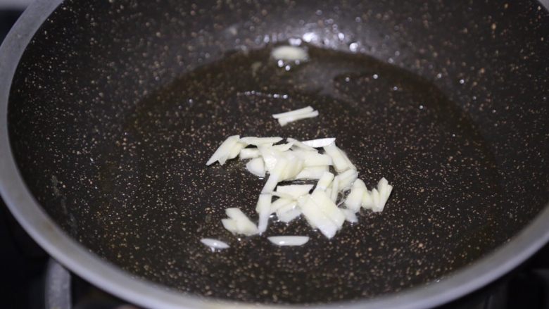 尖椒炒鸡蛋,锅里再加入少许油,爆香蒜末