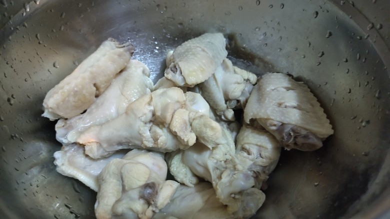 家常卤豆干,煮熟的鸡肉用清水洗干净,这样后面炖不会有浮沫,汤会很干净