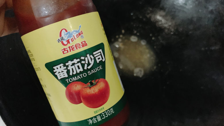 酿秋葵,另起一口锅,锅中加入适量水淀粉,然后加一大勺番茄沙司