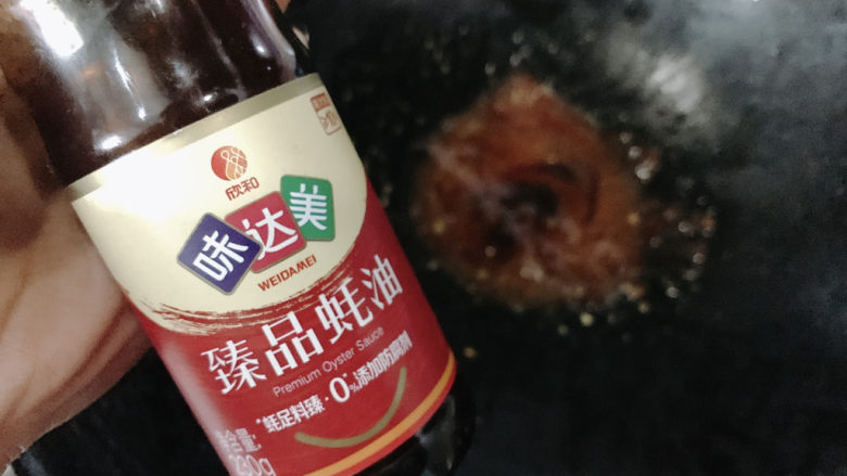 酿秋葵,适量蚝油，旺火炒至酱汁浓稠