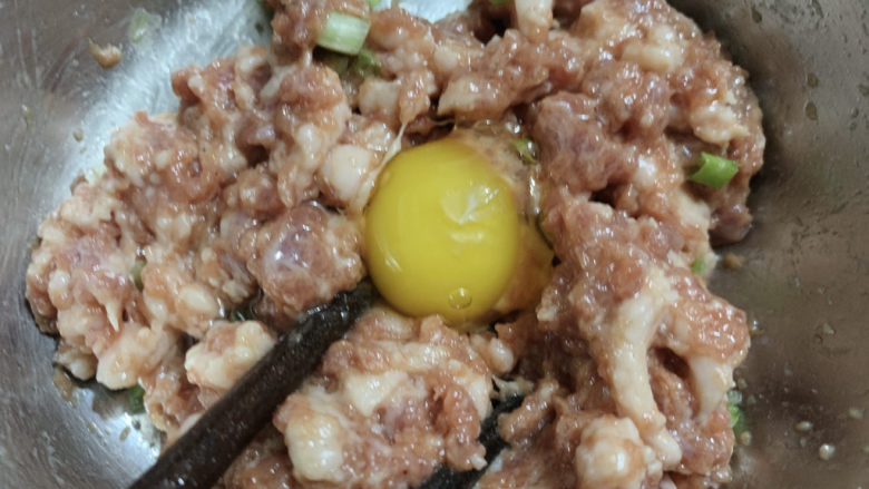 酿秋葵,最后加一颗小<a style='color:red;display:inline-block;' href='/shicai/ 12'>鹌鹑蛋</a>或者一个鸡蛋清,搅拌均匀