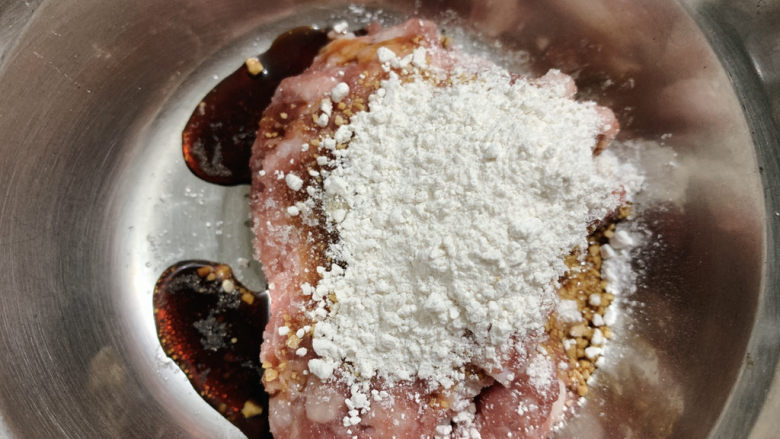 酿秋葵,然后加适量淀粉,让肉沫更具黏性