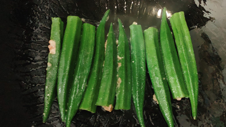 酿秋葵,将肉沫一侧朝下,先行煎制