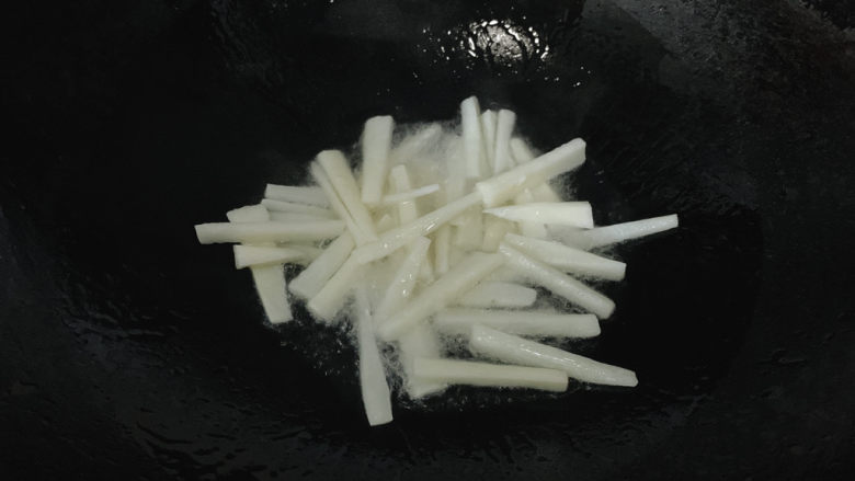 咸蛋黄焗山药,热油锅,加入适量油,将山药放入其中