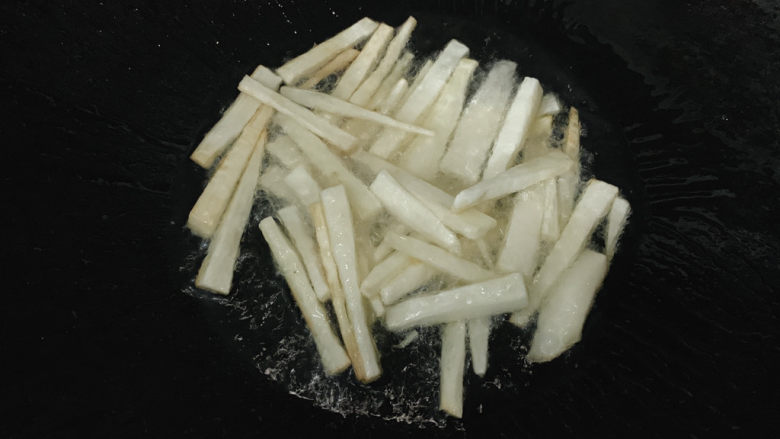咸蛋黄焗山药,中小火炸制成熟,炸之前可选择裹层面粉或者生粉,不裹粉也是可以的。然后出锅沥干多余的油
