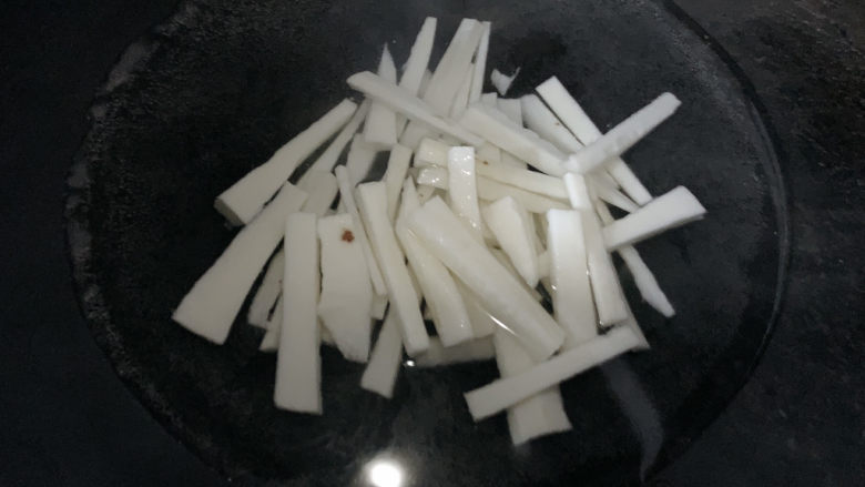 咸蛋黄焗山药,而后,将山药入沸水中汆烫一下