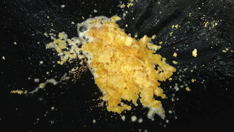 咸蛋黄焗山药,加入咸蛋黄粉末,炒出冒泡金沙