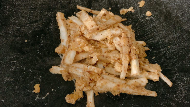 咸蛋黄焗山药,均匀裹上咸蛋黄之后,即可出锅