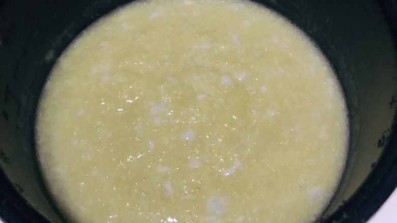 鸡蛋小米粥,搅拌均匀