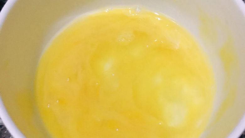 鸡蛋小米粥,用筷子打散