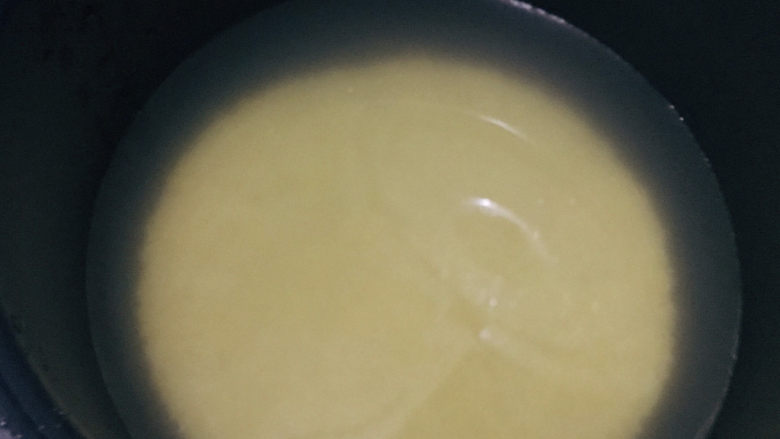 鸡蛋小米粥,加入适量清水