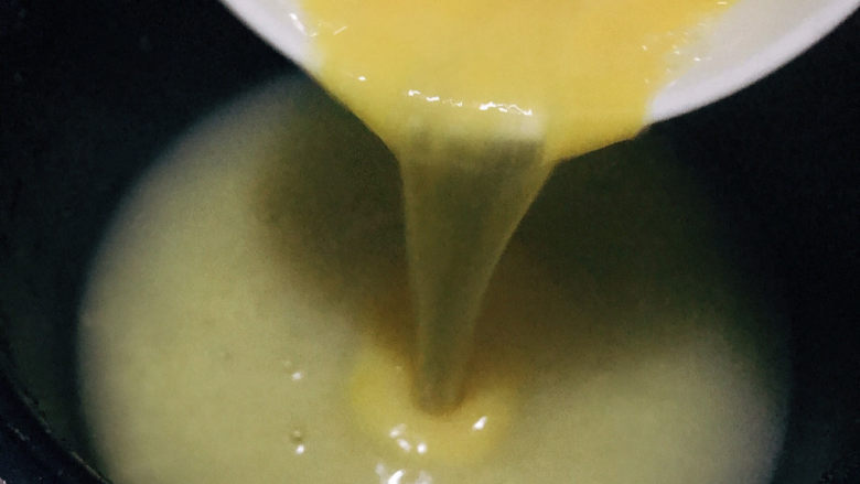 鸡蛋小米粥,等粥快熟时加入鸡蛋液