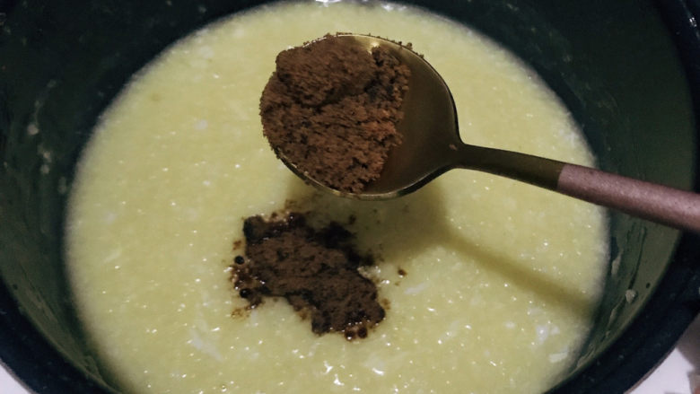 鸡蛋小米粥,出锅前加入2勺红糖
