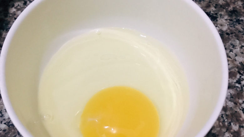 鸡蛋小米粥,将鸡蛋打入碗中