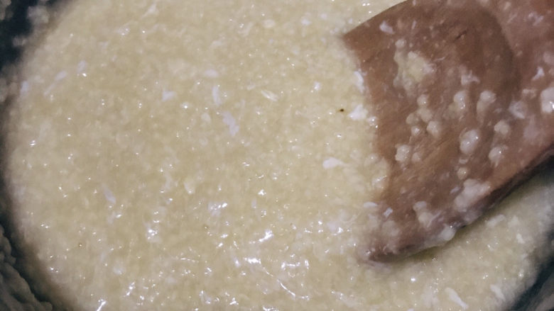 鸡蛋小米粥,再搅拌均匀即可