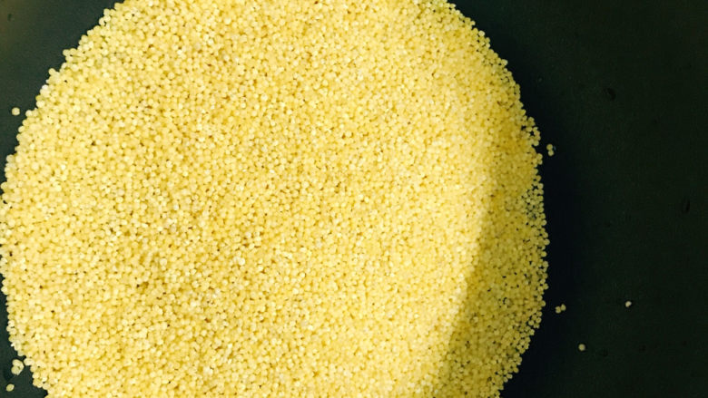 鸡蛋小米粥,取100g小米