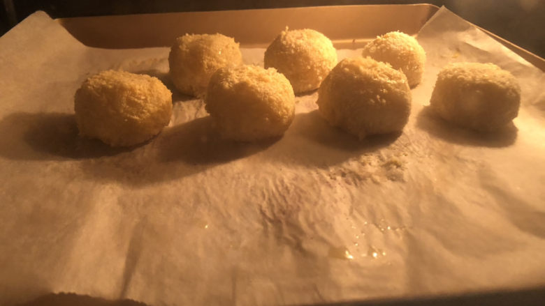 芝士土豆球,烤箱预热180度,烤约15分钟。