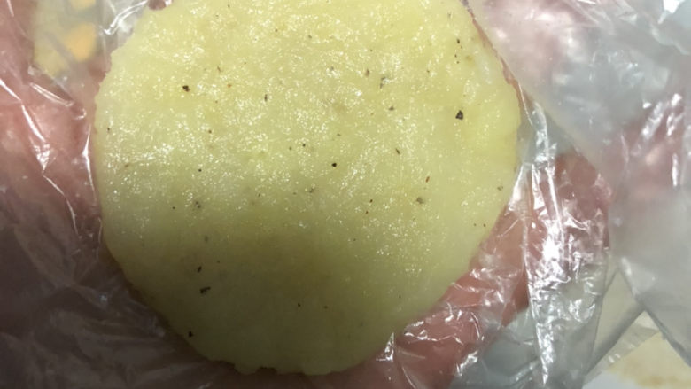 芝士土豆球,取25克土豆泥,平铺在手心。