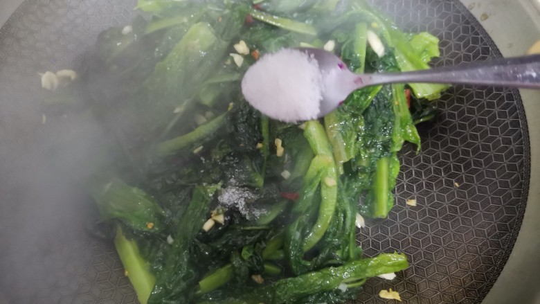 清炒莴笋叶,下入莴笋叶子,加入一勺糖提鲜,快手翻炒均匀