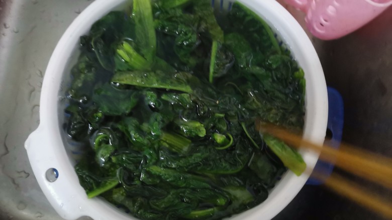 清炒莴笋叶,盛出洗几遍,把苦水洗掉