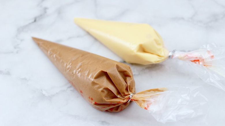 双色咖啡华夫饼,两个颜色的面糊分别倒入裱花袋里,静止10分钟。