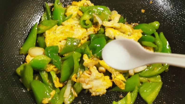 尖椒炒鸡蛋,咸度不够,放入盐调整味道。