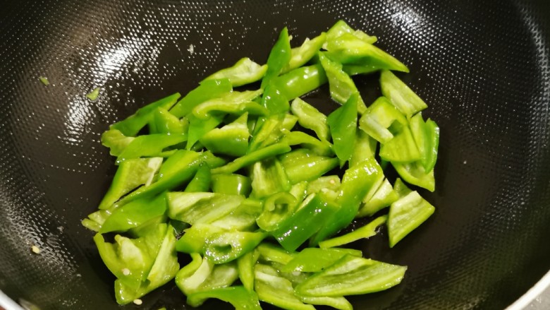 尖椒炒鸡蛋,起油锅放入食用油,油热后放入青椒翻炒