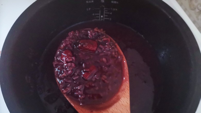 红枣黑米粥,叮~时间到,红枣黑米粥就煮好了,浓稠度刚刚好