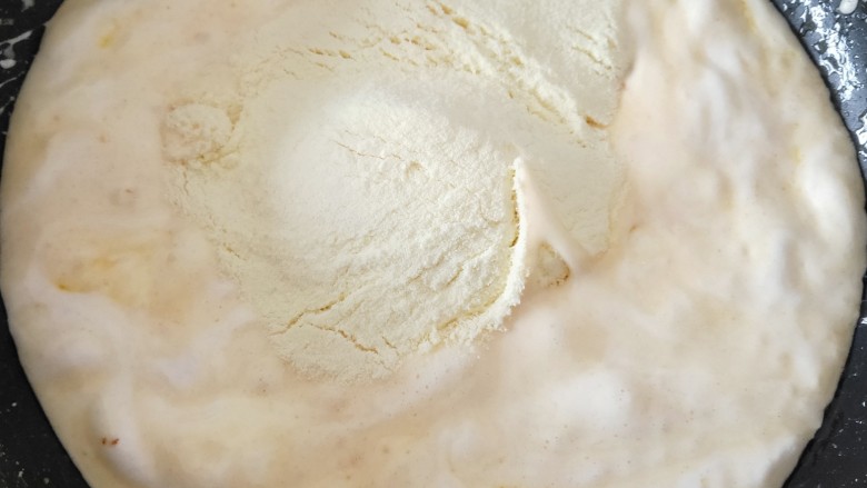小圆饼牛扎饼干,倒入加入<a style='color:red;display:inline-block;' href='/shicai/ 1124'>奶粉</a>，快速搅拌均匀，使棉花糖与<a style='color:red;display:inline-block;' href='/shicai/ 1124'>奶粉</a>混合