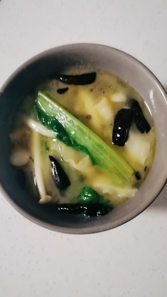 酸辣刀削面,盛饭碗中