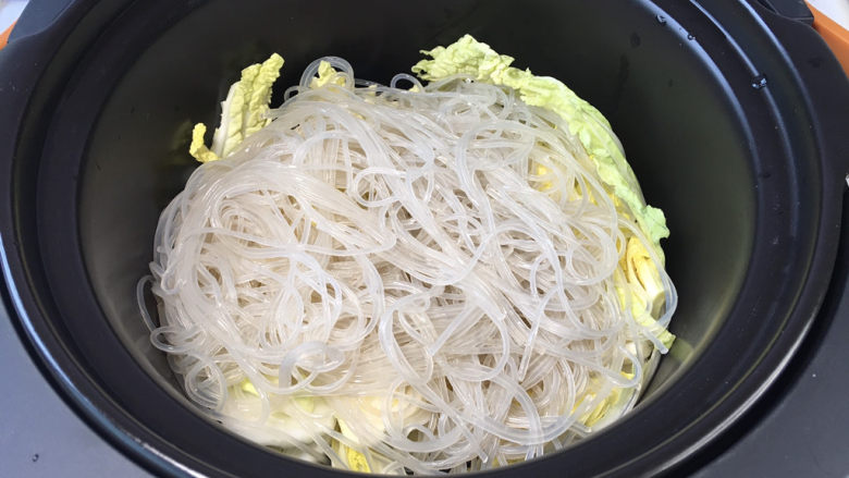 鲜虾粉丝煲,料理锅或者砂锅中先放入娃娃菜,再放入粉丝